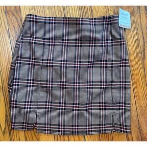 NWT Tartan Plaid Skirt Love On A Hanger Women’s Junior 7 Trending Burgundy Tan